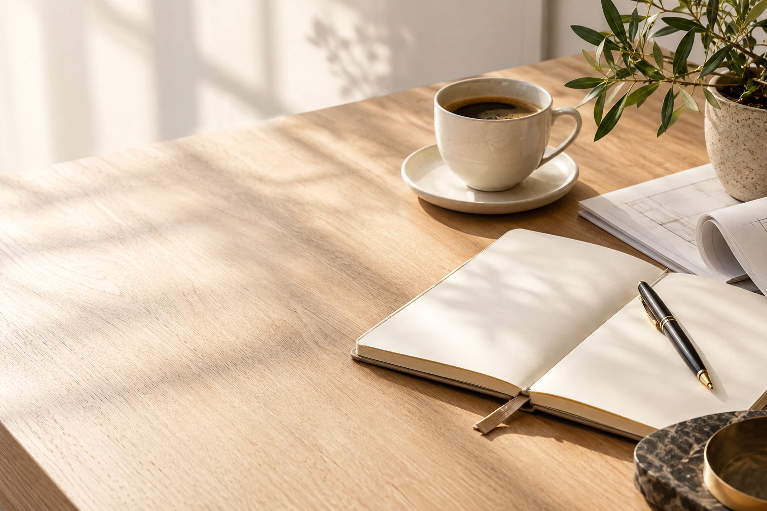 Sfeerbeeld: notitieboek en koffie op een houten bureau