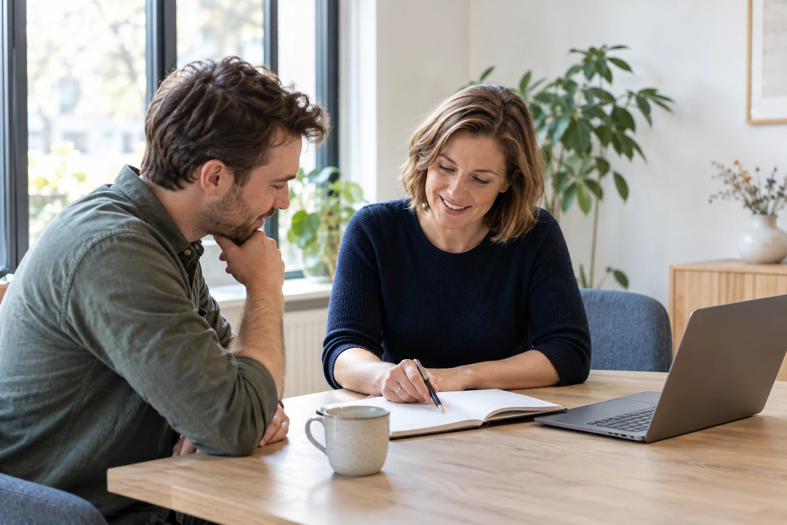 Marlo bespreekt de administratie met een ondernemer aan een rustige tafel